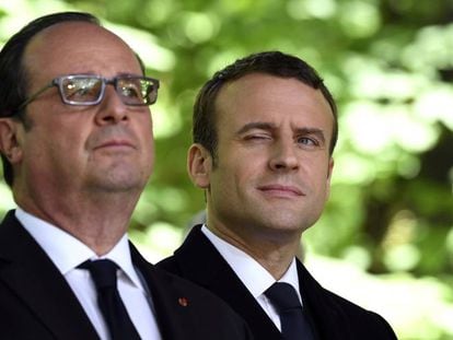 El presidente franc&eacute;s saliente, Fran&ccedil;ois Hollande (izquierda), y el entrante, Emmanuel Macron, el mi&eacute;rcoles conmemorando la abolici&oacute;n de la esclavitud.
