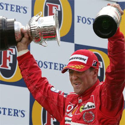 El piloto alemán celebra su título mundial en el podio de Bélgica.