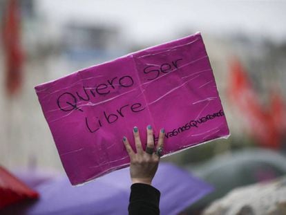 Una mujer porta una pancarta durante la marcha organizada por Ni Una Menos en octubre pasado.