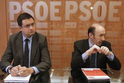 Alfredo Pérez Rubalcaba, junto a Óscar López, durante la reunión con una delegación del Consejo de la Juventud.