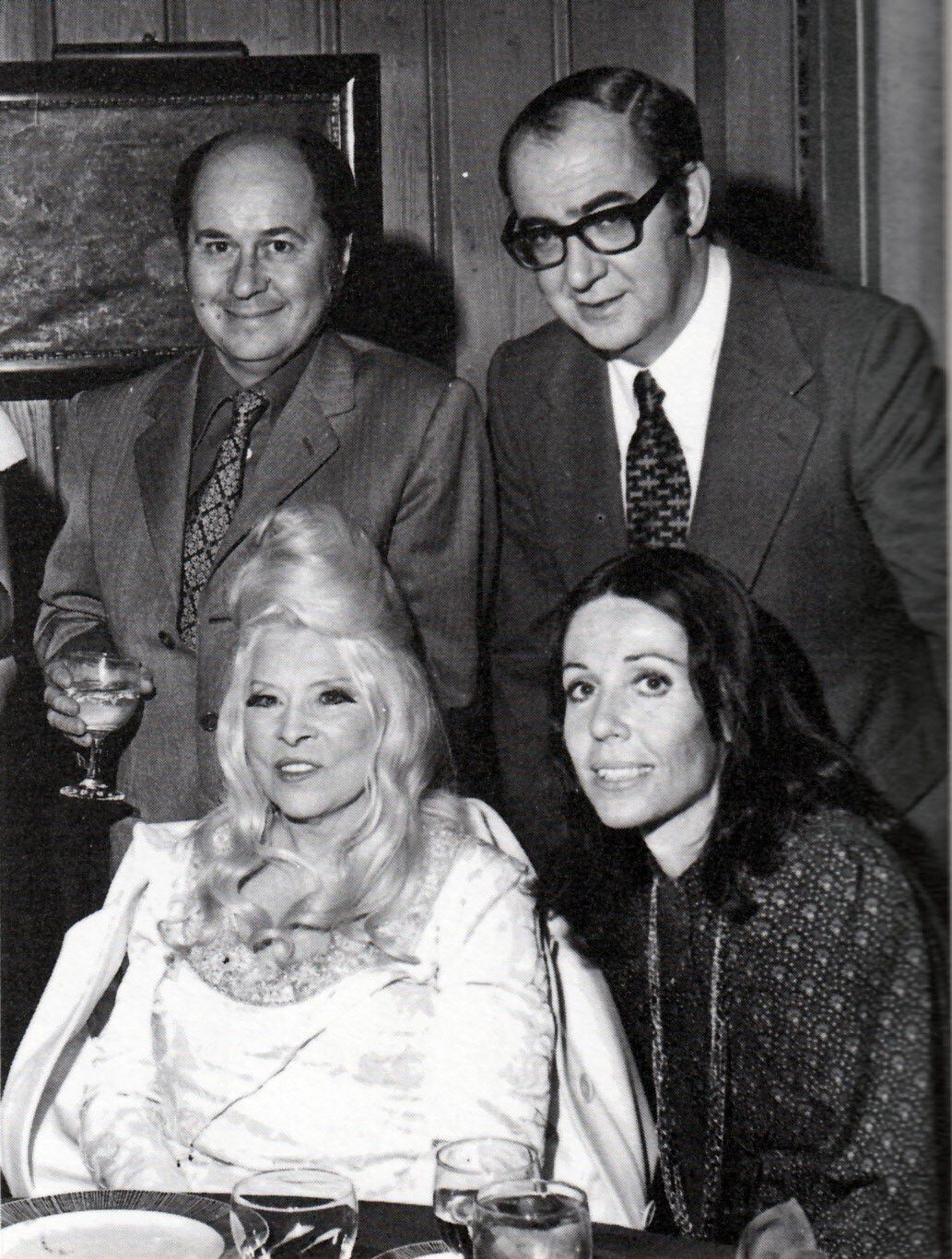 Jaime de Armiñán y José Luis Borau con Mae West y Elena Santonja durante la promoción en Hollywood de 'Mi querida señorita'.