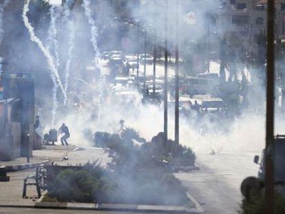 Tropas israel&iacute;es usan gases contra los manifestantes en Cisjordania.