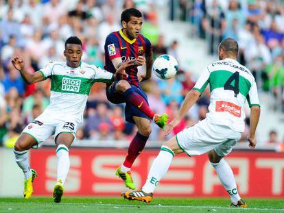 Alves trata de jugar el bal&oacute;n ante Rodrigues y Lomb&aacute;n