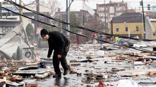 Un hombre camina entre los escombros en Nashville, Tennessee.