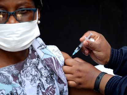 Una mujer recibe una dosis de vacuna contra la covid en Johannesburgo (Sudáfrica), el 20 de agosto.