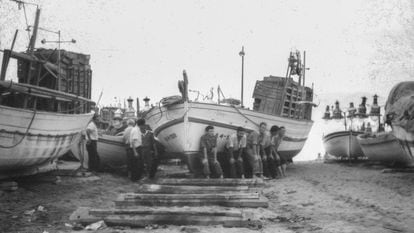 Un grup d'esquenapelats al poble de l'Escala.