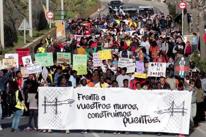 Unas 400 personas recuerdan la muerte de 15 inmigrantes en la frontera ceutí