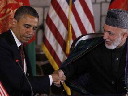 Barack Obama saluda a Hamid Karzai.