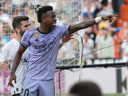 Vinicius Junior señala a la grada tras recibir insultos durante el partido de la Liga entre el Valencia y el Real Madrid, en Mestalla este domingo.