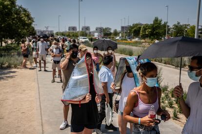 Colas para vacunarse contra la covid 19 en el Enfermera Isabel Zendal, el pasado martes.