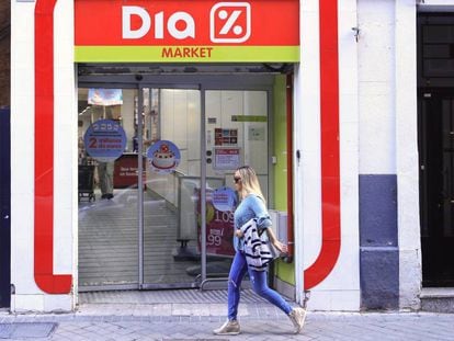 Vista de la entrada de un supermercado de la cadena DIA en Madrid.