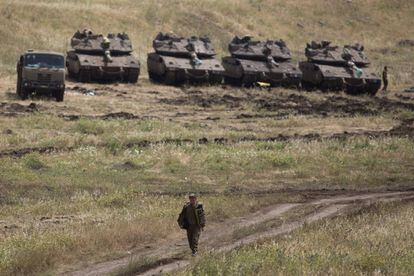 Tanques desplegados junto a la frontera siria de Israel.