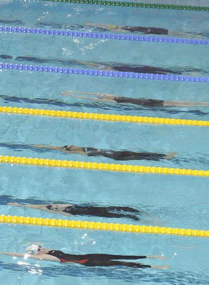 Imagen de la salida de la prueba de 200 metros espalda femeninos en los Campeonatos de Europa de Natación que se celebran en Eindhoven, Holanda