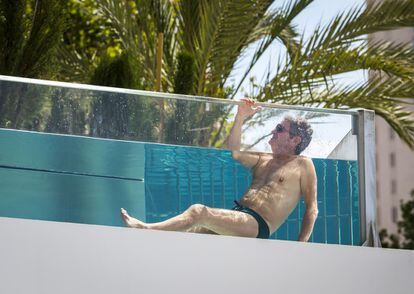 Un cliente en la piscina del hotel Cimbel de Benidorm.