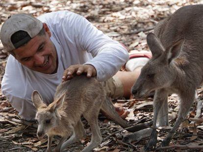 El presentador de televisión Frank Cuesta es fotografiado junto a dos canguros, un marsupial que habita en Australia.