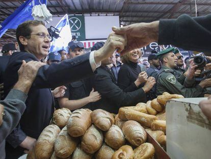 El l&iacute;der del partido laborista israel&iacute;, Isaac Herzog, en un mercado en Tel Aviv el 1 de julio. 