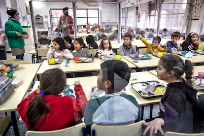 Alumnos en el comedor de un un colegio construido también por la Generalitat.