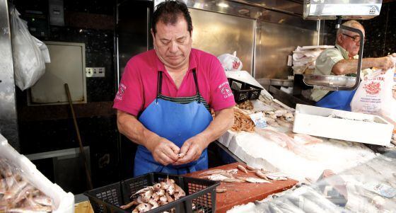 Puesto de pescado en el mercado de Antón Martín.