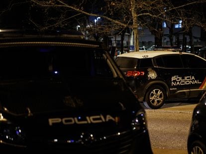 Dos coches de Policía Nacional en Madrid.