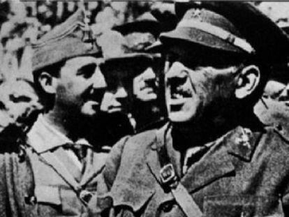 Sanjurjo junto a Franco (al fondo) en Melilla, en 1925.