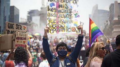 Christian Uriel García Trejo, un joven otomí de 21 años, en la marcha del Orgullo 2022 en Ciudad de México.