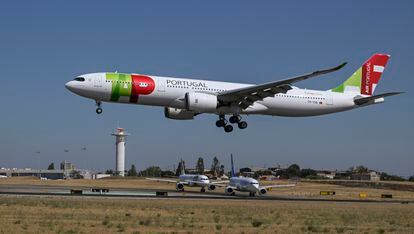 Un Airbus A330-941 de la TAP aterriza en el aeropuerto Humberto Delgado, de Lisboa, este verano.