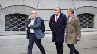 El abogado de Carles Puigdemont, Gonzalo Boye (primero por la izquierda), llega este viernes al Tribunal de Cuentas.