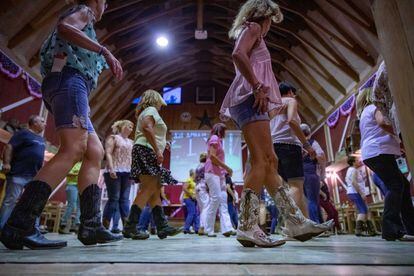 Desde las siete de la tarde hasta la once de la noche, decenas de personas practican el baile 'country' en El Barn d'en Greg, en la localidad barcelonesa de Rubí.