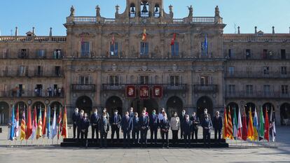El presidente del Gobierno, Pedro Sánchez, y el rey Felipe VI, junto a los líderes autonómicos, en la XXIV Conferencia de Presidentes celebrada el 30 de julio en Salamanca.