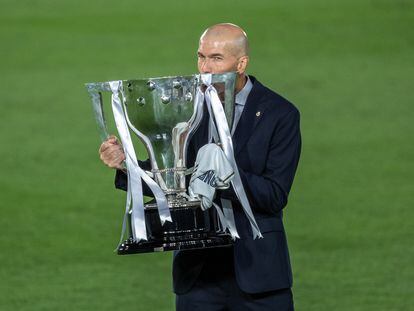 Zidane, el jueves con el trofeo de la Liga en el Alfredo di Stéfano.