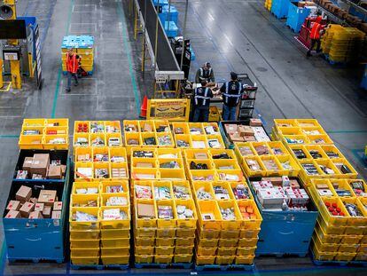 Trabajadores durante el Cyber Monday en el centro de cumplimiento de Amazon en Robbinsville Township, (EE UU)