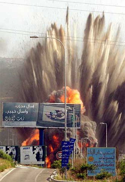 Explosión de una bomba lanzada por aviones israelíes sobre el puente de Zahrani.