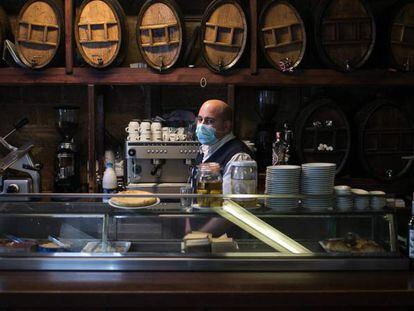 Un camarero atienda la barra en un bar