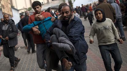 Un herido es trasladado al hospital, este jueves en Jan Yunis.