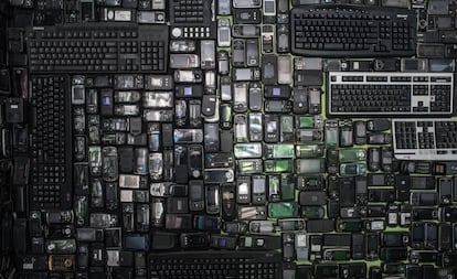 Móviles y teclados en desuso expuestos en el Metropolitan Electronics Recycling Center de Yongin, al sur de Seúl.