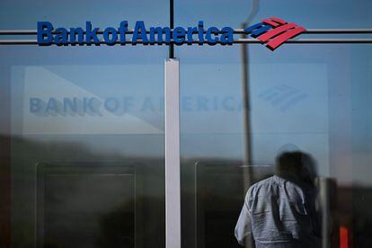 Un cliente usa un cajero automático en una oficina de Bank of America en Rolling Hills Estates, California, en marzo de 2023.