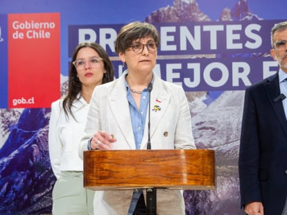 La ministra de Salud chilena, Ximena Aguilera en la conferencia de prensa junto a la vocera de Gobierno, Camila Vallejo y el ministro de Justicia, Luis Cordero