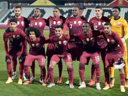El equipo de Qatar posa antes de un partido.