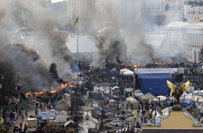 En el marco de los disturbios fue incendiado además el edificio utilizado por los manifestantes antigubernamentales como sede en la plaza de la Independencia de Kiev. En la imagen, vista general de la plaza de la Independencia en Kiev, 19 de febrero de 2014.