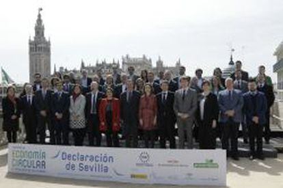 Los firmantes, en el Ayuntamiento de Sevilla.