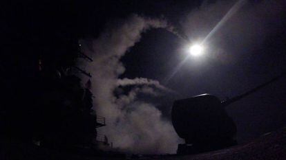 El destructor estadounidense USS Porter lanza un misil contra Siria.