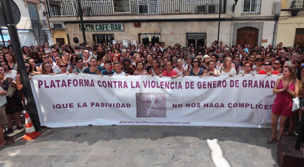 Concentración en Macarena (Granada) el día en que Juana Rivas se fugó con sus hijos.