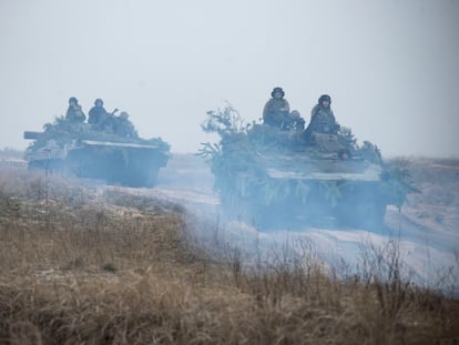 Militares ucranios, durante unas maniobras en un lugar sin especificar de su país, el martes.