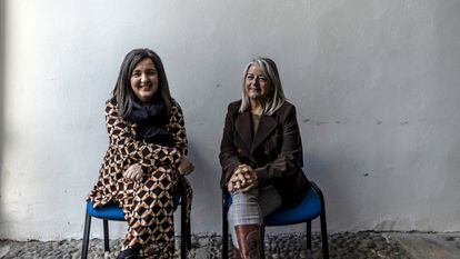 Nuria Varela, directora de Igualdad del Gobierno de Asturias, y Manuela Suárez, coordinadora contra la Violencia de Género, posan en la sede del centro de crisis en Oviedo, este viernes.