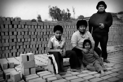 La familia de Juan Huachaca llegó a Lima hace 10 años procedente de la región andina de Huancavelica. Todos colaboran en la fabricación de ladrillos.