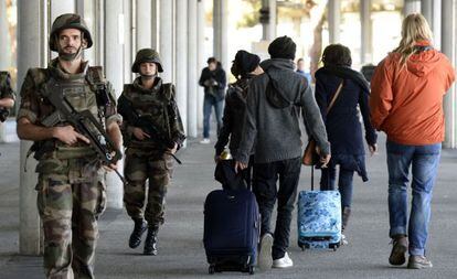 Soldados franceses patrullan este s&aacute;bado en el aeropuerto de Merignac (Francia).