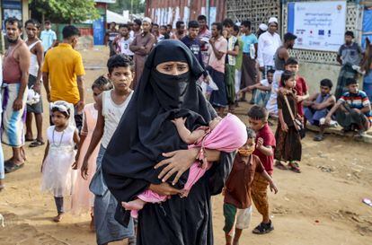 Debido a la prolongada opresión y violencia en Myanmar, los rohinyás, que se refugiaron en campos de refugiados, tratan de sobrevivir en duras condiciones de vida en los campos de Cox's Bazar, en Bangladés. Las mujeres y los niños son los que más sufren debido a que los residentes de los campamentos tienen acceso limitado a alimentos y agua potable.
