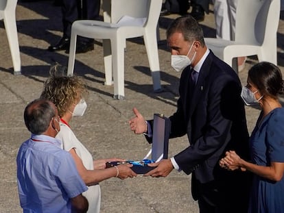 Los reyes Felipe y Letizia durante la entrega de la Gran Cruz del Mérito Civil otorgada a 125 profesionales sanitarios fallecidos por la covid-19, durante el acto de homenaje de Estado a las víctimas de la pandemia este jueves.