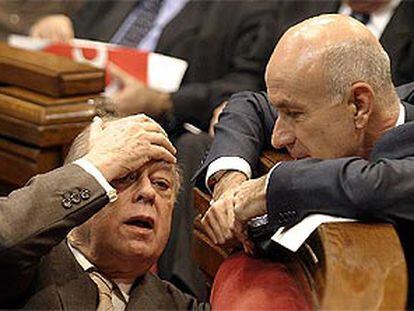 Jordi Pujol conversando ayer en el Parlament con el secretario general de CiU, Josep Antoni Duran Lleida.