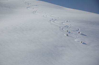 Descenso por nieve polvo en Baqueira Beret.